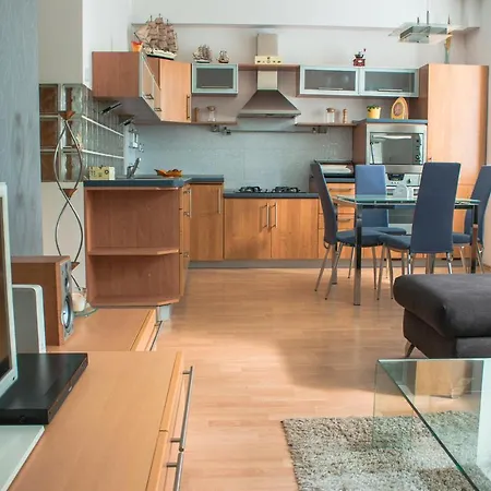 Spacious 2 Apt In Perfect Neighborhood *